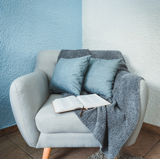 Outdoor seating with UAE-suitable materials